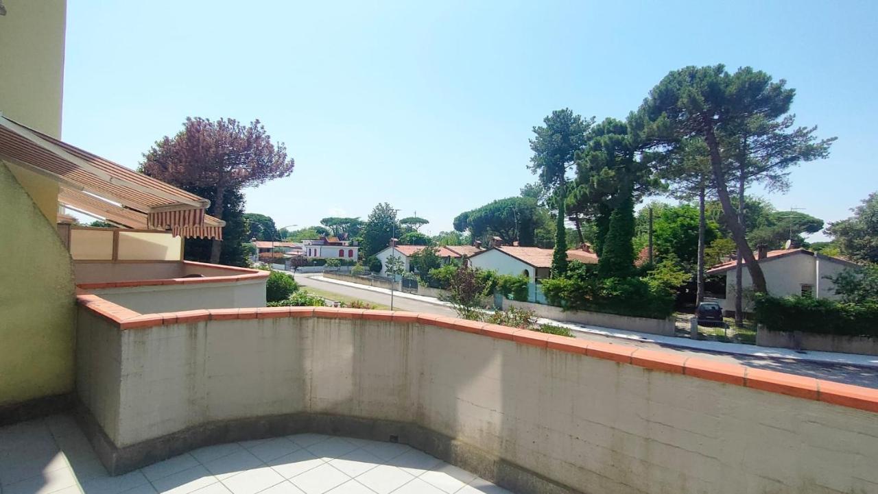 La Dolce Vita - Apartment With Shared Pool And Large Terrace Lido delle Nazioni Bagian luar foto