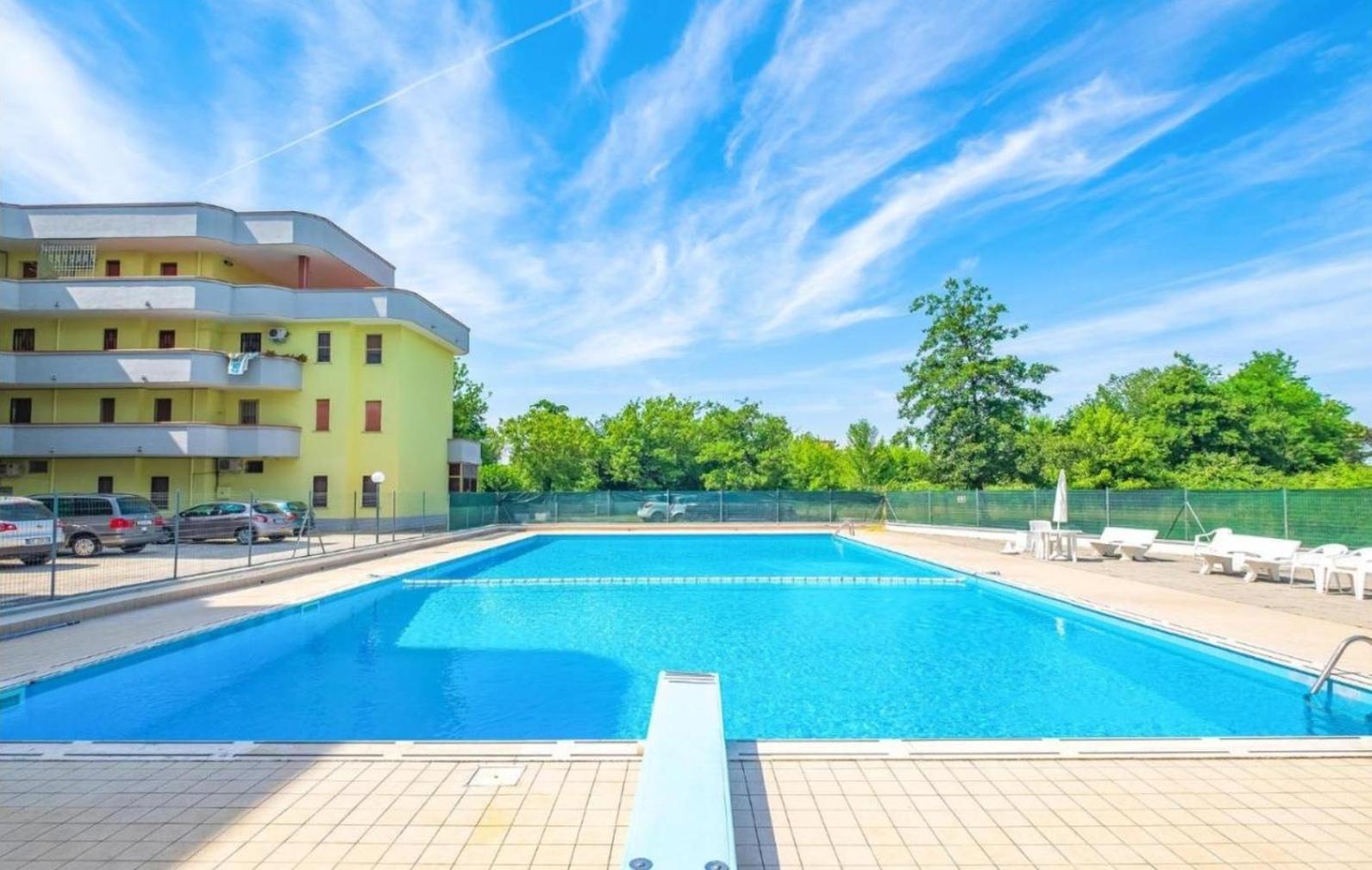 La Dolce Vita - Apartment With Shared Pool And Large Terrace Lido delle Nazioni Bagian luar foto